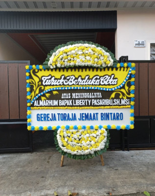 Papan Bunga Duka di Danau Paris